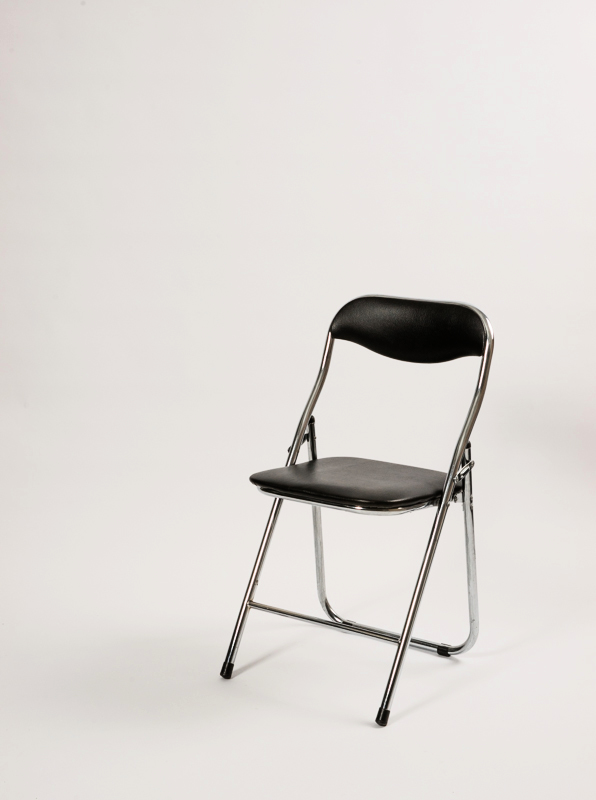 Let og enkel klapstol med sort sæde